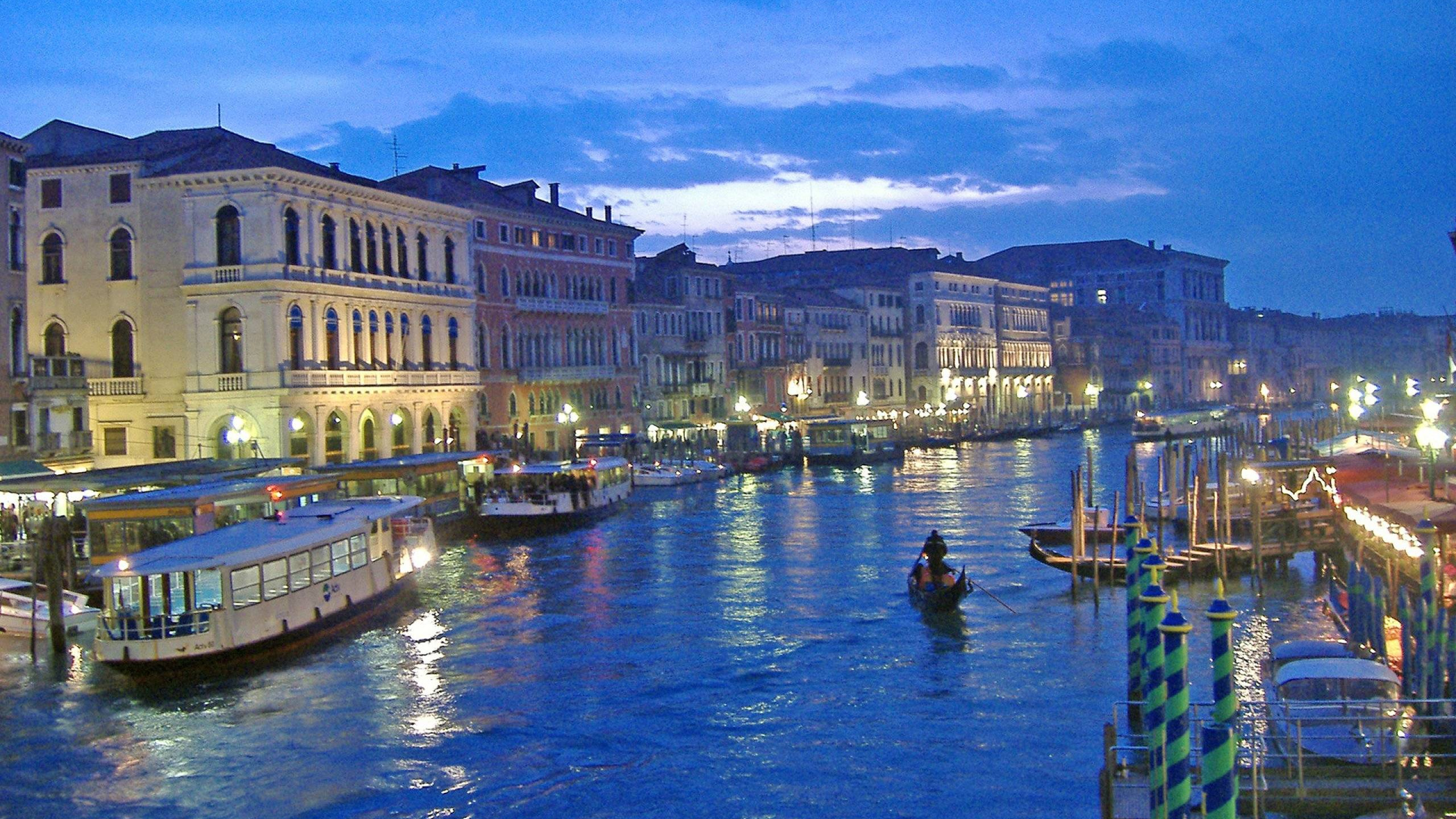 Edificio de Hormigón Blanco y Marrón Cerca Del Cuerpo de Agua Durante el Día. Wallpaper in 2560x1440 Resolution