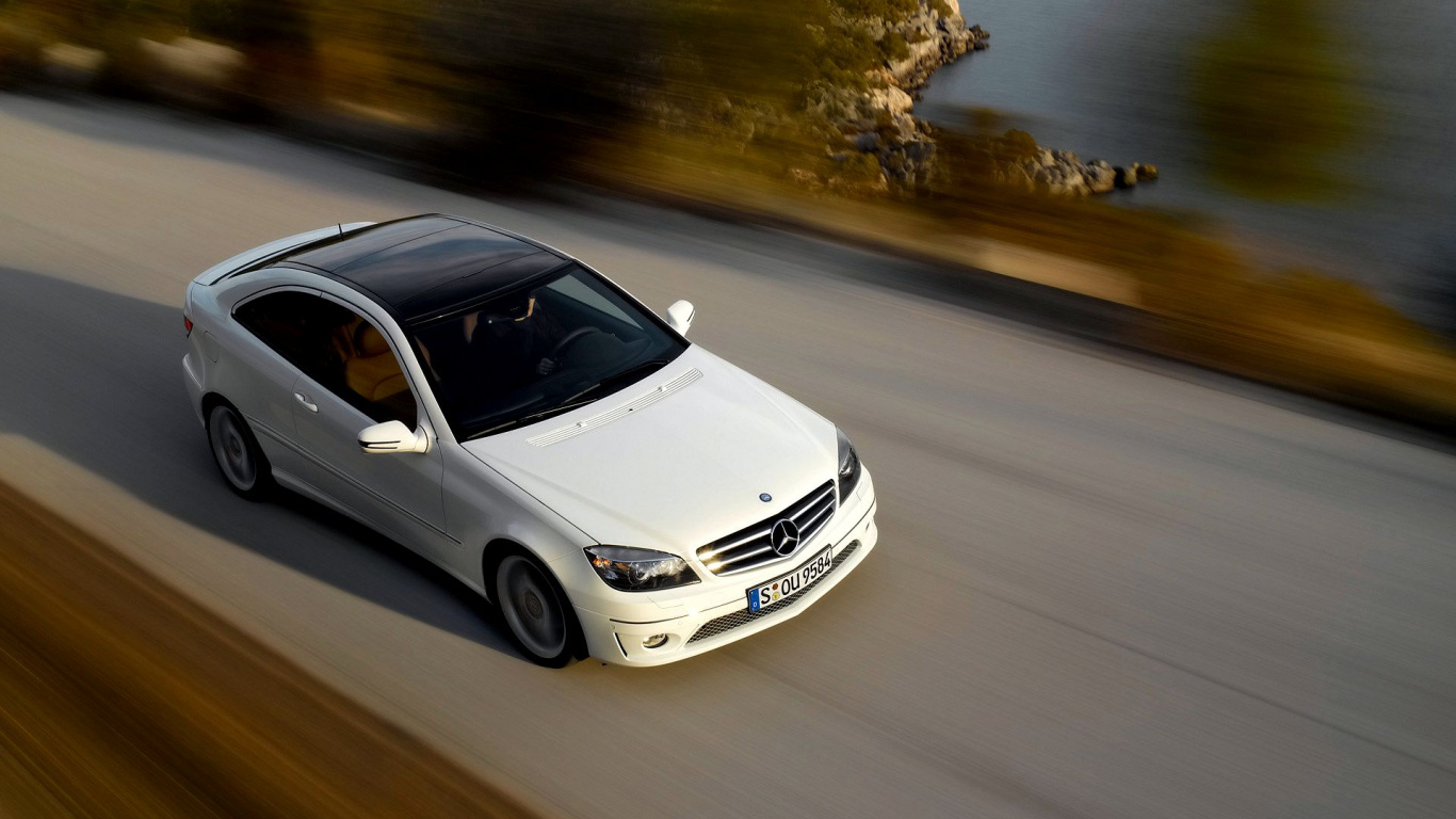 Weißes Mercedes Benz Coupé Tagsüber Unterwegs. Wallpaper in 1366x768 Resolution