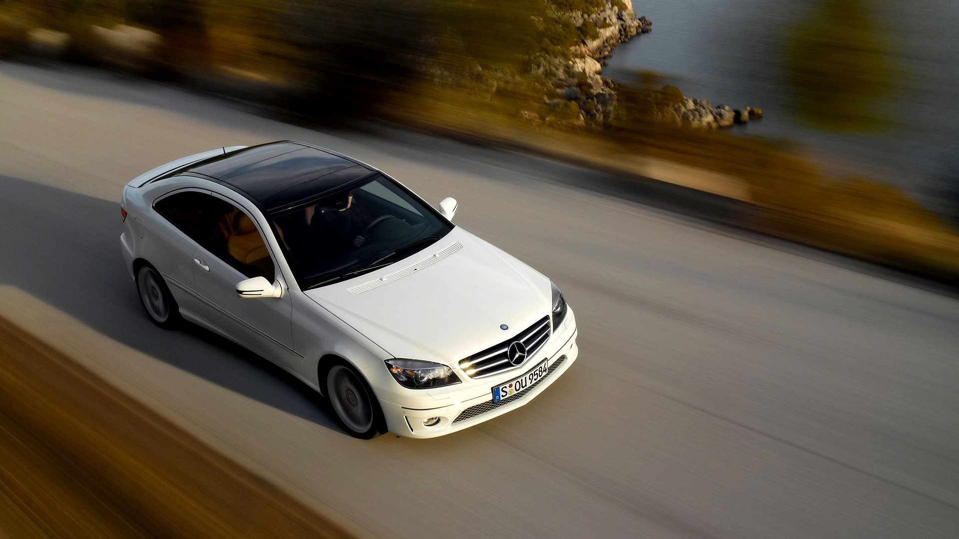 Weißes Mercedes Benz Coupé Tagsüber Unterwegs. Wallpaper in 1920x1080 Resolution