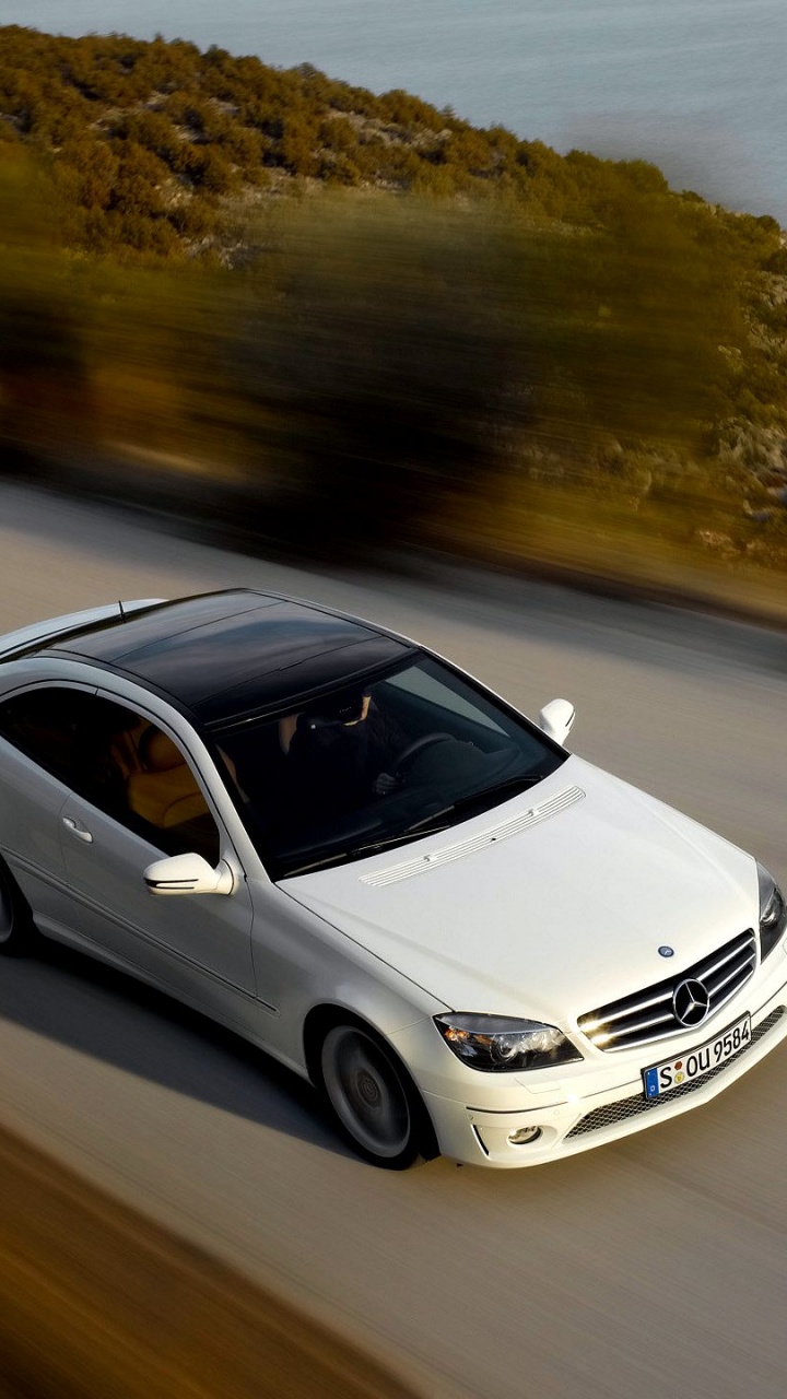 Weißes Mercedes Benz Coupé Tagsüber Unterwegs. Wallpaper in 720x1280 Resolution