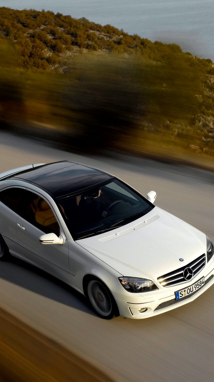 Weißes Mercedes Benz Coupé Tagsüber Unterwegs. Wallpaper in 750x1334 Resolution