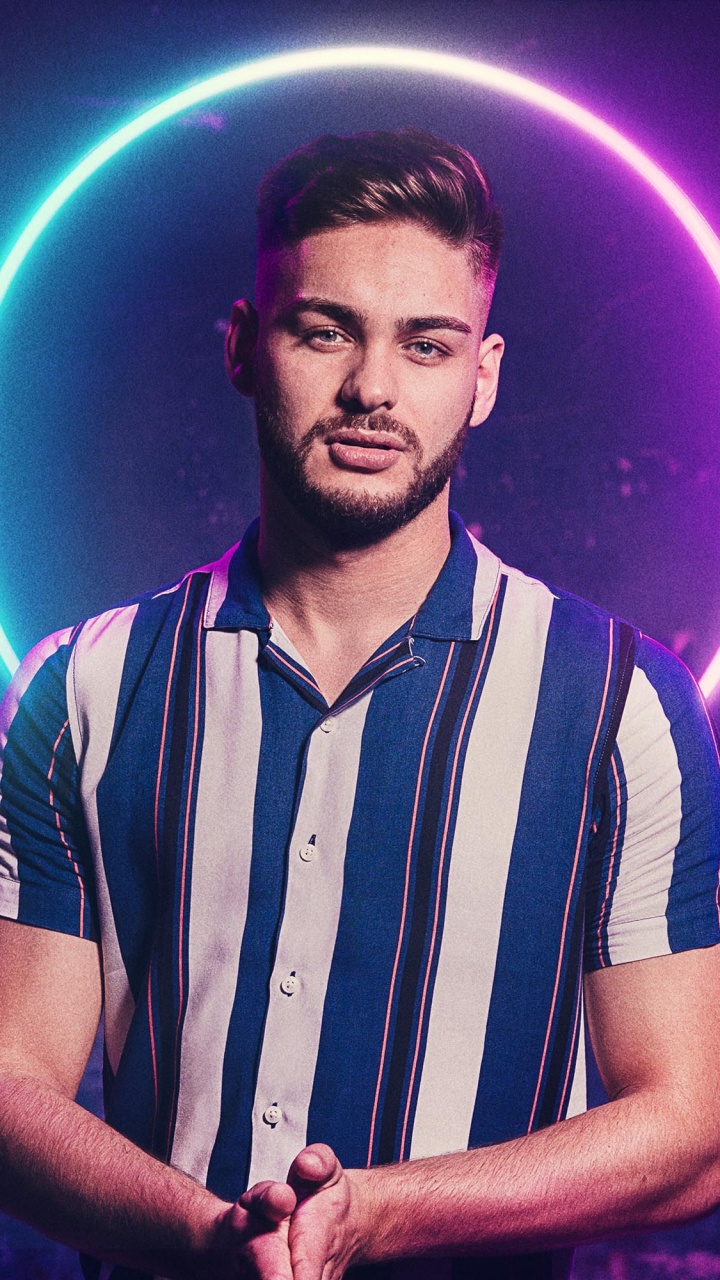 Mann im Weiß-schwarz Gestreiften Poloshirt. Wallpaper in 720x1280 Resolution