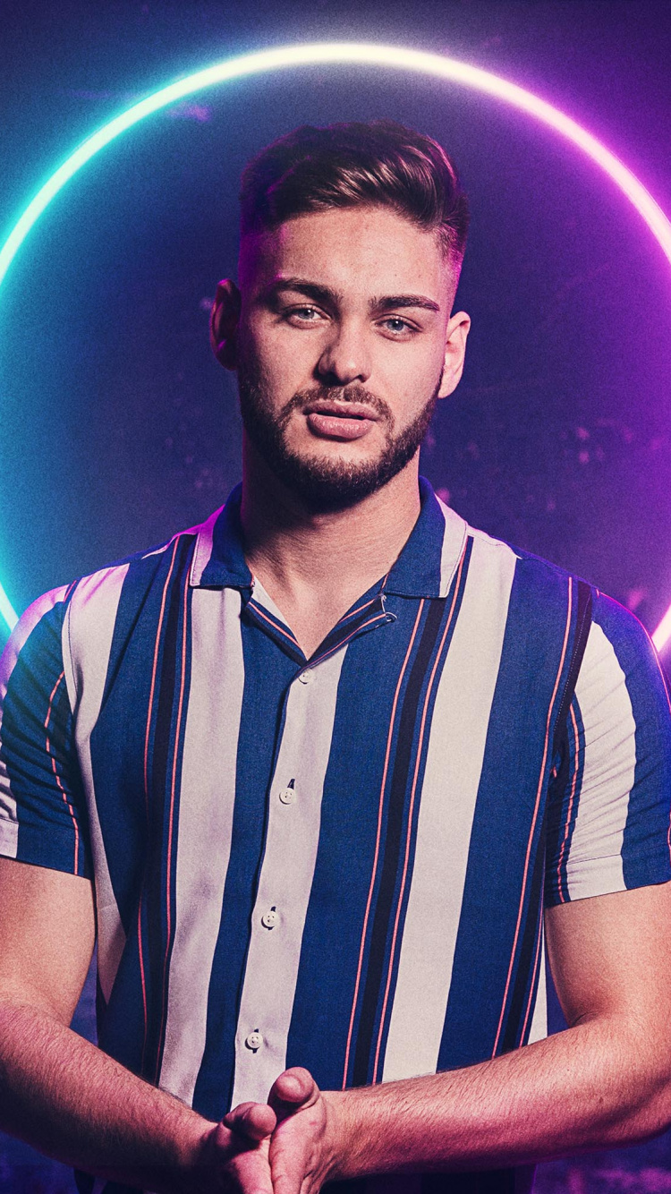 Mann im Weiß-schwarz Gestreiften Poloshirt. Wallpaper in 750x1334 Resolution