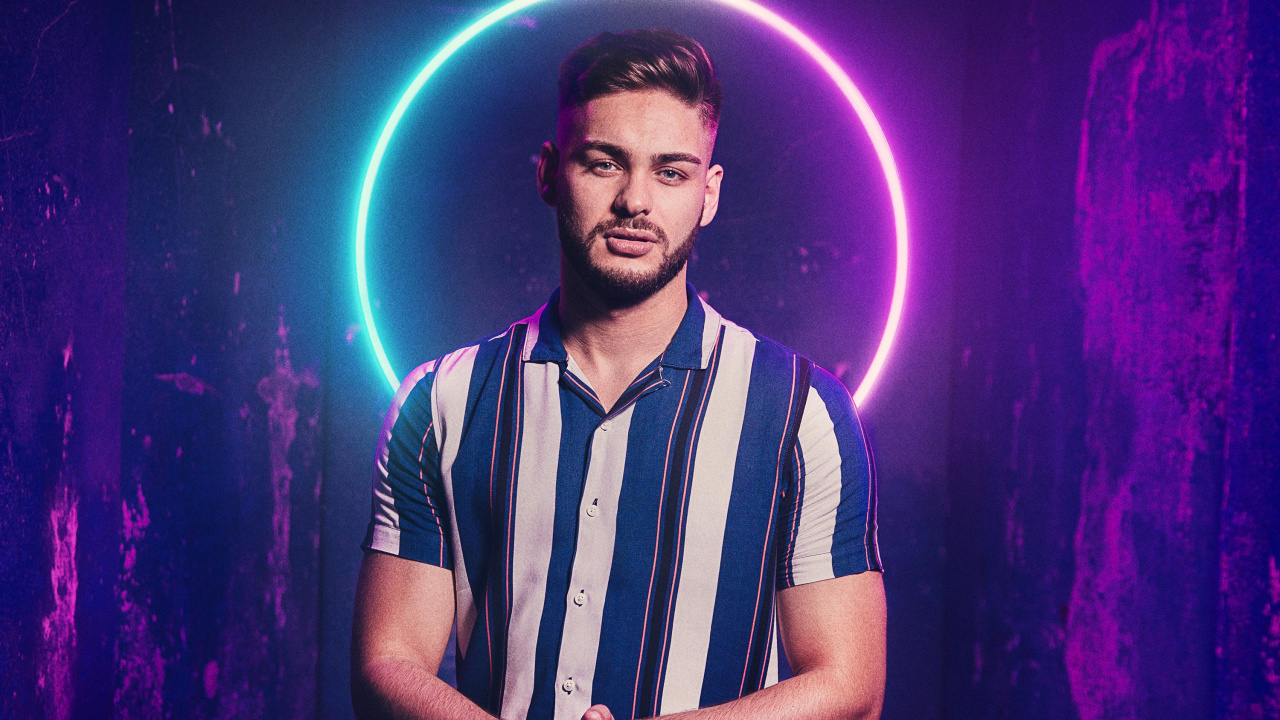 Hombre en Polo de Rayas Blancas y Negras. Wallpaper in 1280x720 Resolution