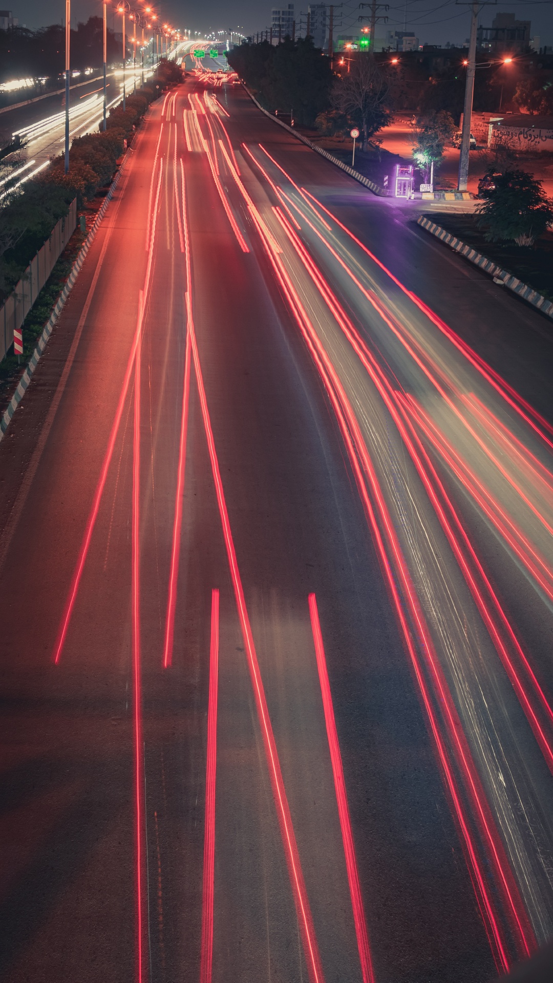 Zeitrafferaufnahmen Von Autos Auf Der Straße Während Der Nachtzeit. Wallpaper in 1080x1920 Resolution