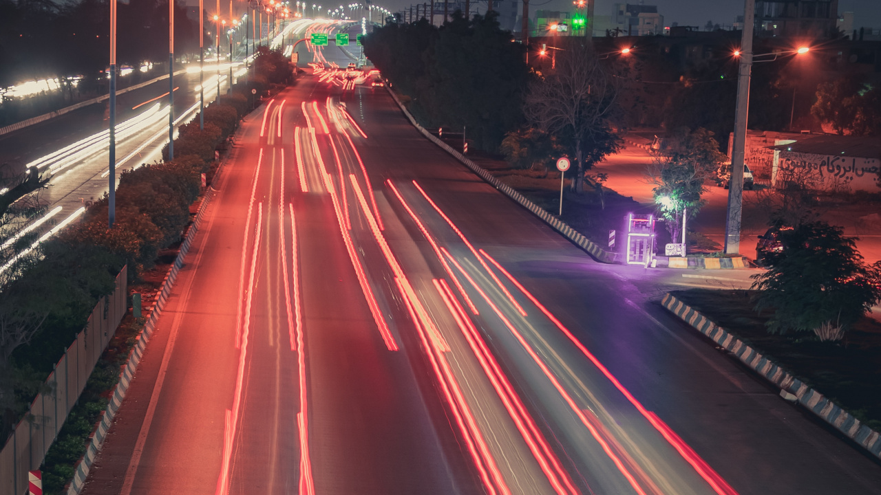 Zeitrafferaufnahmen Von Autos Auf Der Straße Während Der Nachtzeit. Wallpaper in 1280x720 Resolution