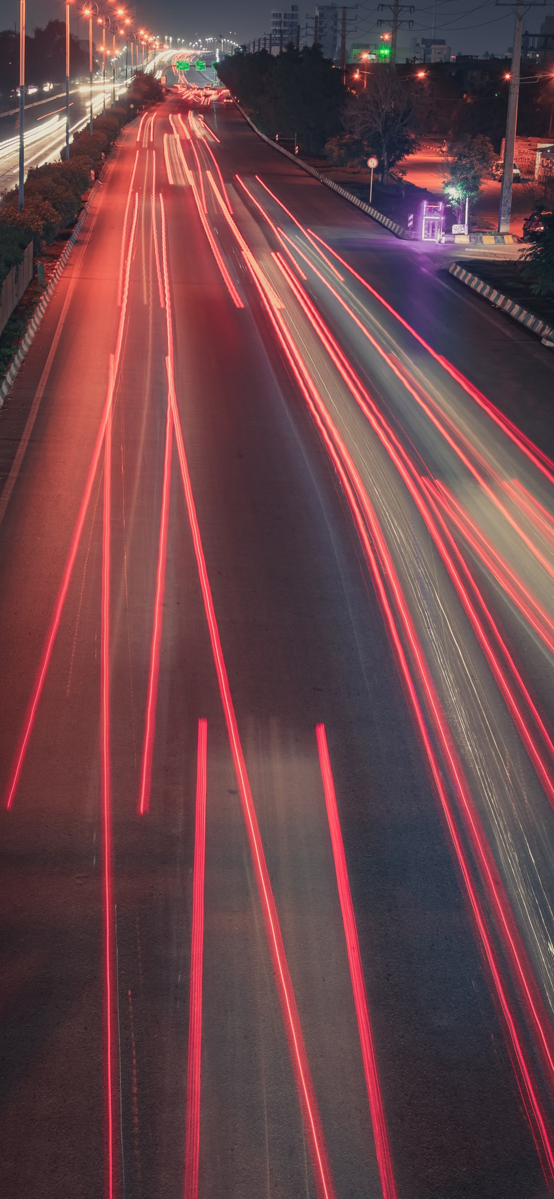 Photographie en Accéléré de Voitures Sur la Route Pendant la Nuit. Wallpaper in 1125x2436 Resolution