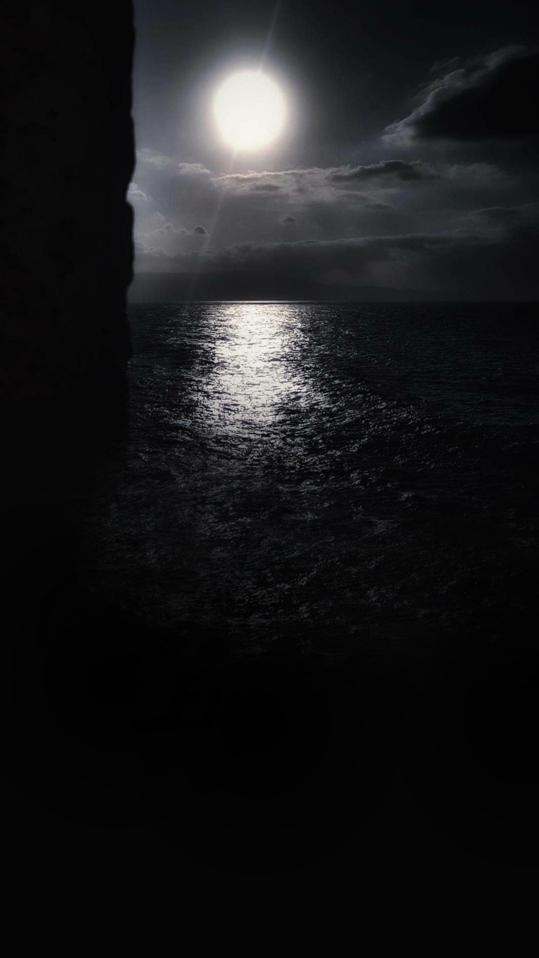 Noir et Blanc, Pleine Lune, Eau, Atmosphère, Corps de L'eau. Wallpaper in 1080x1920 Resolution