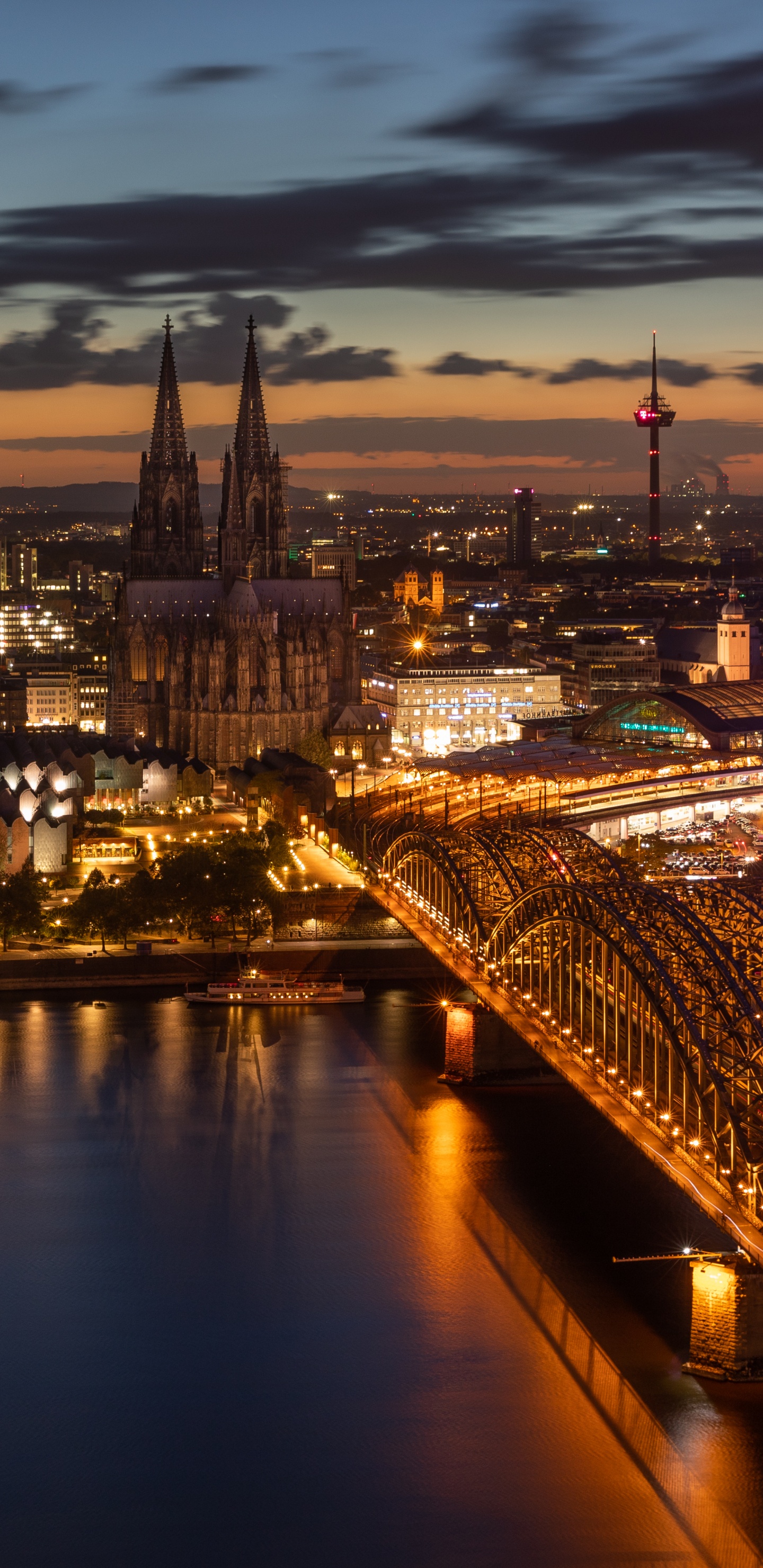 Horizon de la Ville Pendant la Nuit. Wallpaper in 1440x2960 Resolution