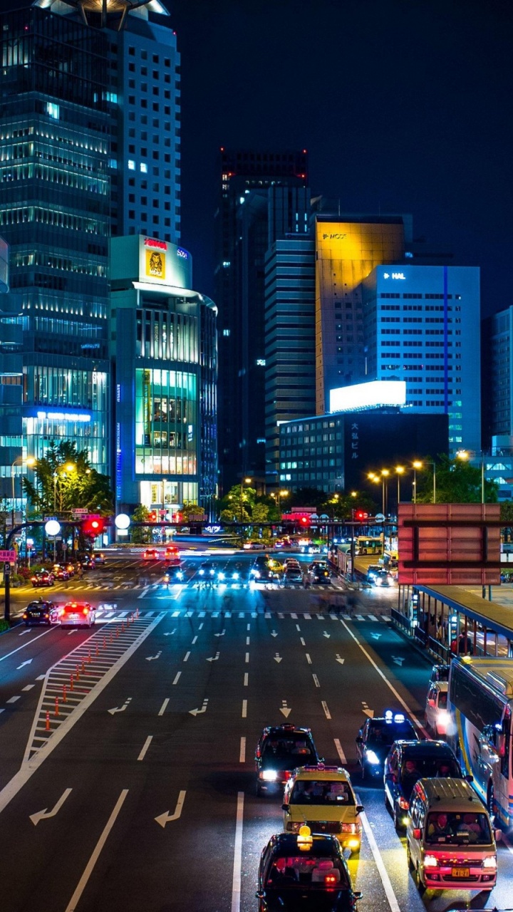 Voitures Sur Route en Ville Pendant la Nuit. Wallpaper in 720x1280 Resolution