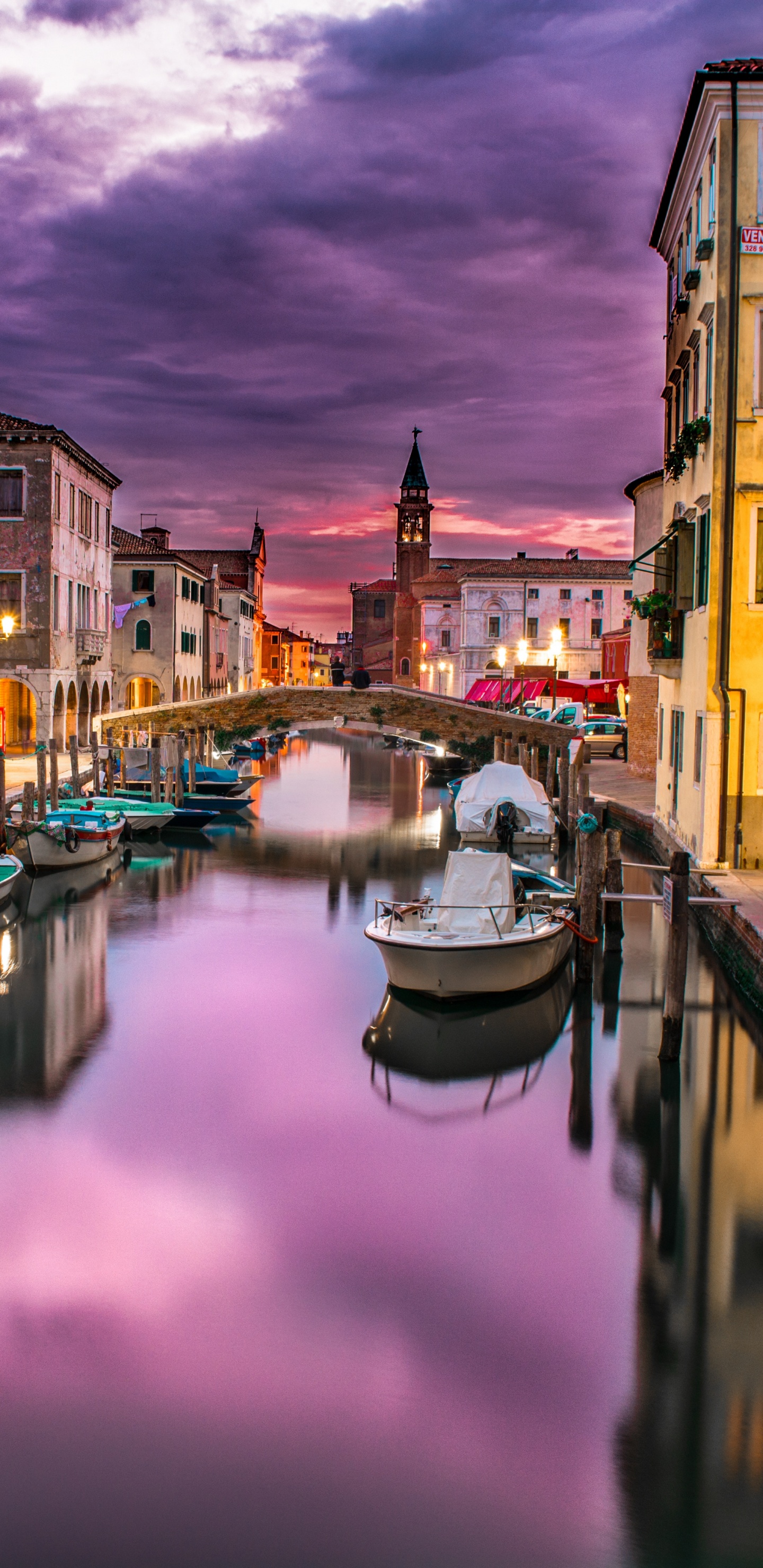Boot Auf Dem Fluss Zwischen Gebäuden Tagsüber During. Wallpaper in 1440x2960 Resolution