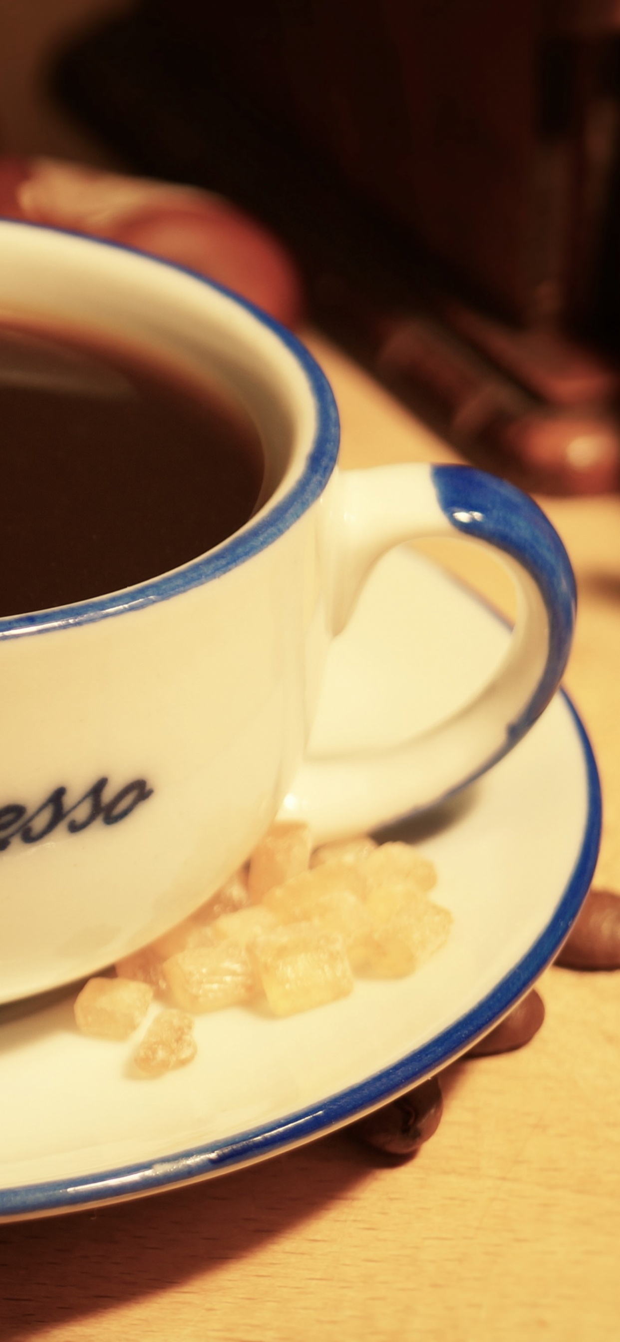 Teetasse Aus Weißer Und Blauer Keramik Auf Weißer Und Blauer Blumenkeramik-Untertasse. Wallpaper in 1242x2688 Resolution