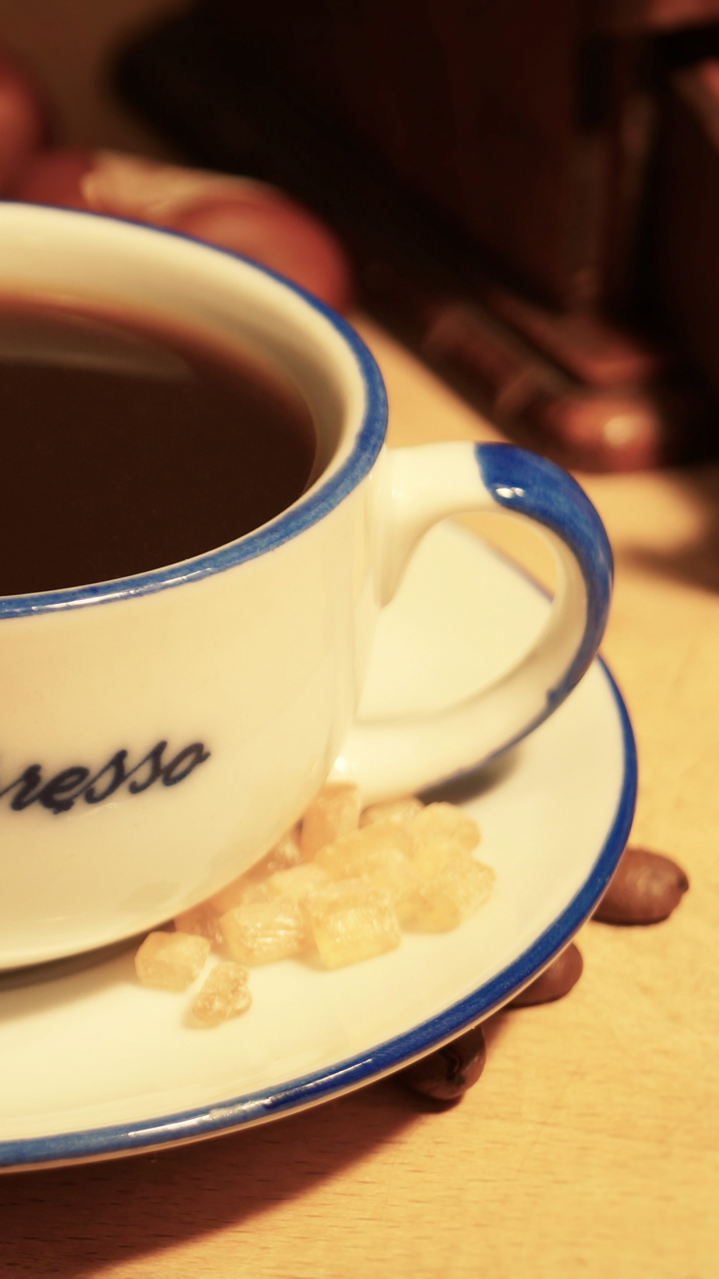 Teetasse Aus Weißer Und Blauer Keramik Auf Weißer Und Blauer Blumenkeramik-Untertasse. Wallpaper in 1440x2560 Resolution