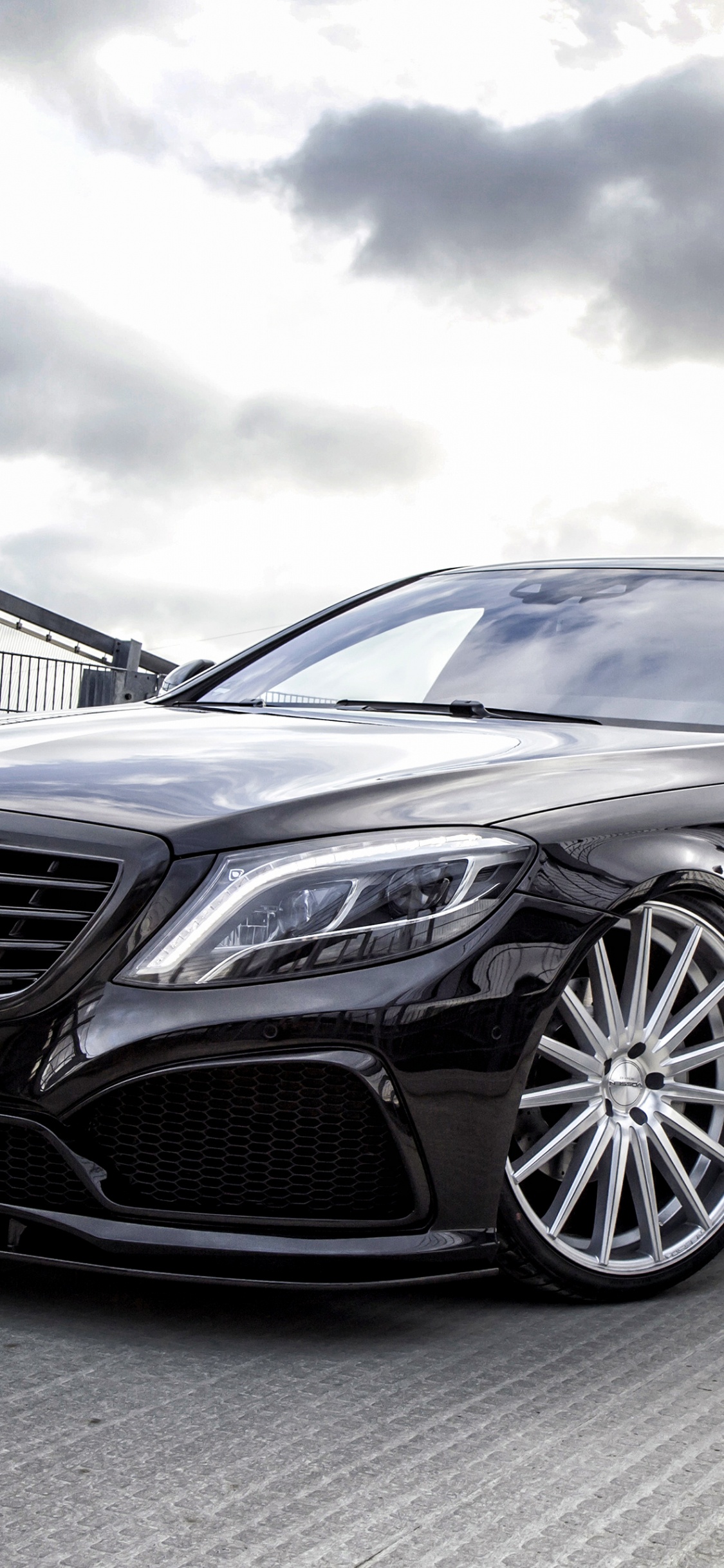 Bmw m 3 Coupe Negro en Camino Gris. Wallpaper in 1125x2436 Resolution