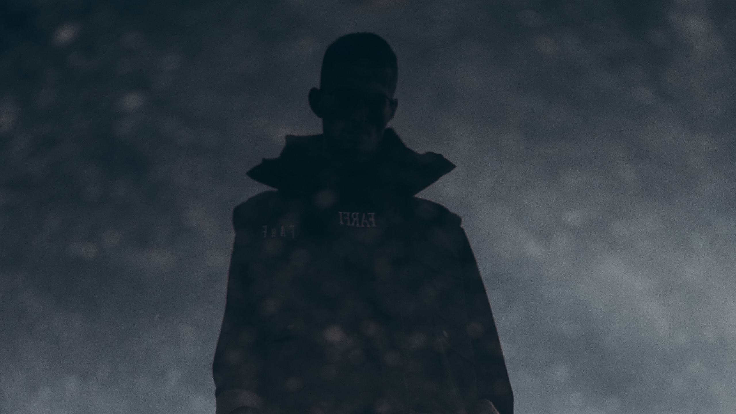 Homme en Veste Noire et Pantalon Debout Sur le Ciel Noir et Blanc. Wallpaper in 2560x1440 Resolution