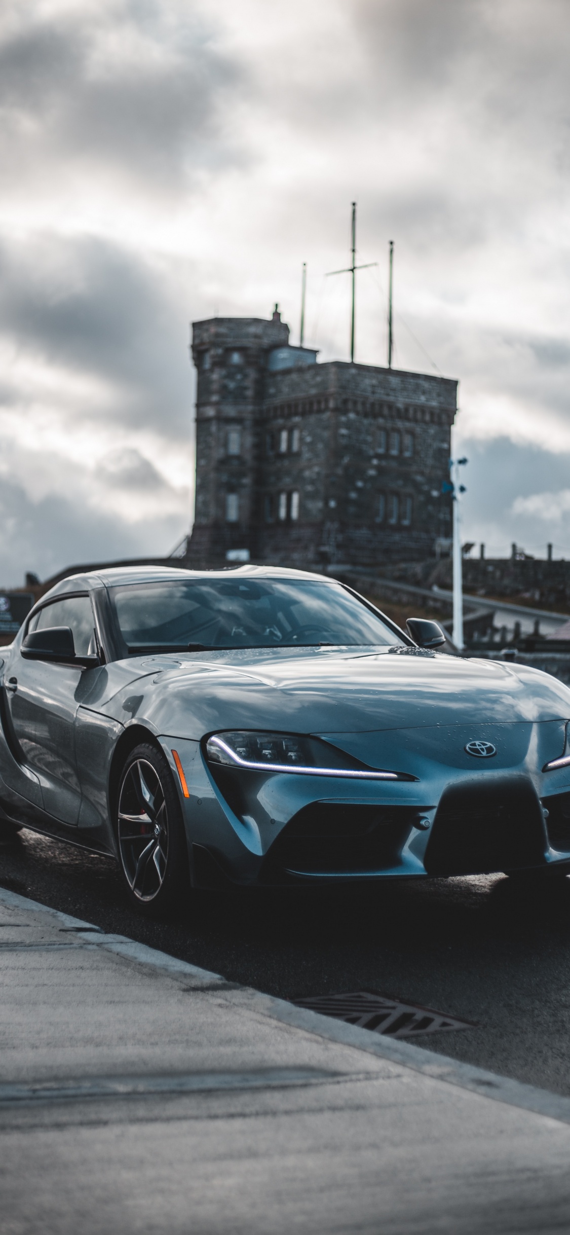 Porsche 911 Bleue Sur Route Pendant la Journée. Wallpaper in 1125x2436 Resolution