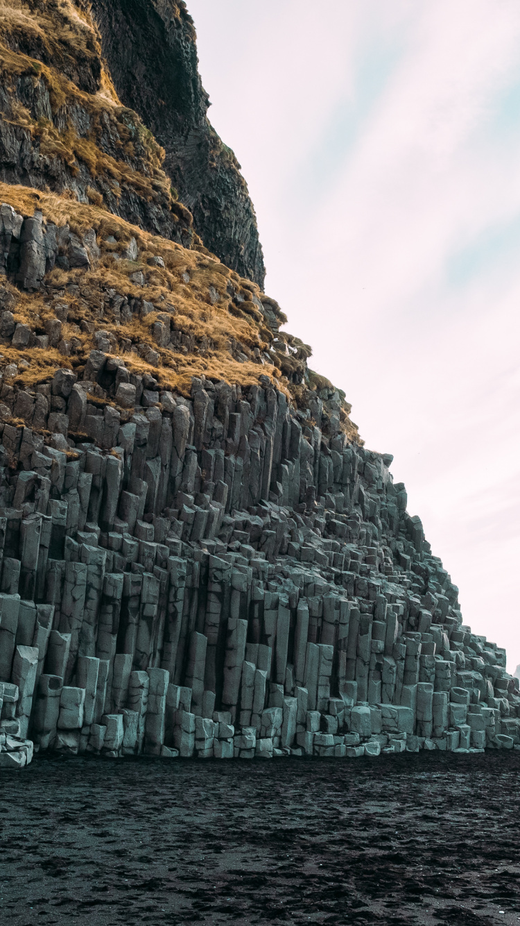 Schwarzer Sandstrand Vik, Schwarzer Sandstrand Reynisfjara, Diamantstrand, Strand, Schwarzer Sand. Wallpaper in 750x1334 Resolution