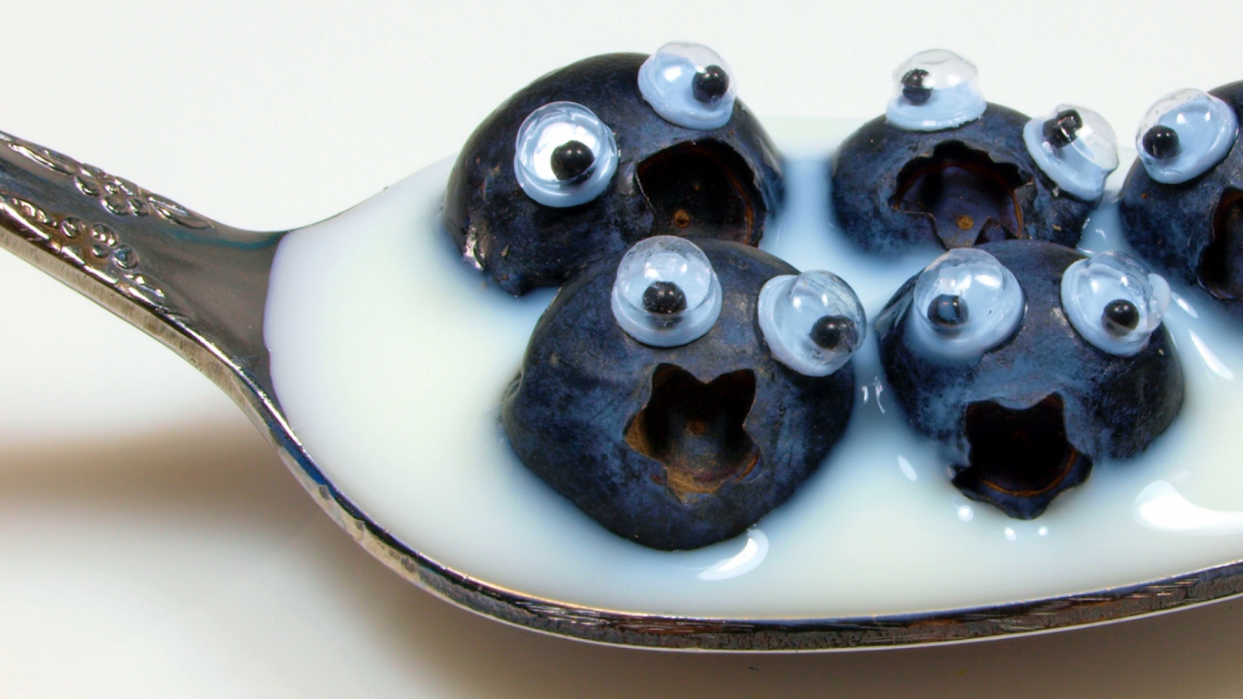 Fruits Ronds Noirs Sur Cuillère en Argent. Wallpaper in 1366x768 Resolution