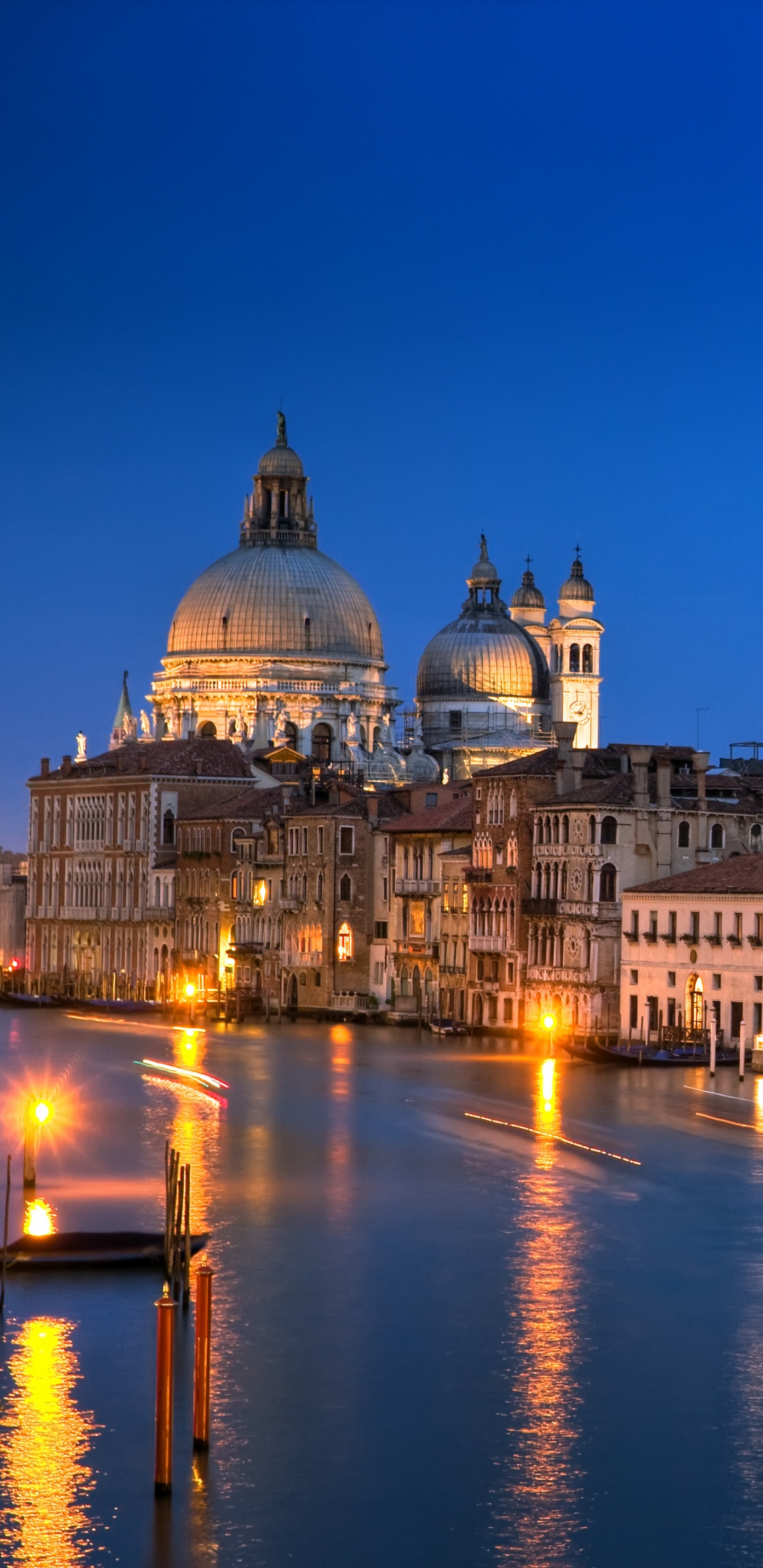 Edificio de Hormigón Blanco y Marrón Cerca Del Cuerpo de Agua Durante la Noche. Wallpaper in 1440x2960 Resolution