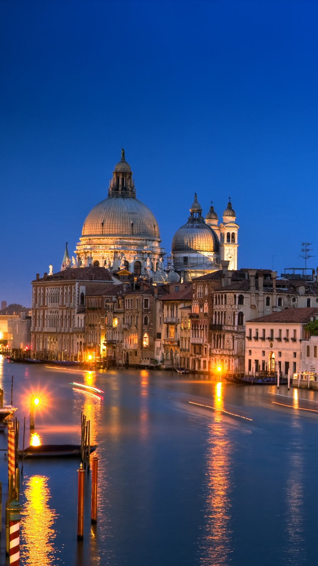 Bâtiment en Béton Blanc et Marron Près D'un Plan D'eau Pendant la Nuit. Wallpaper in 1080x1920 Resolution