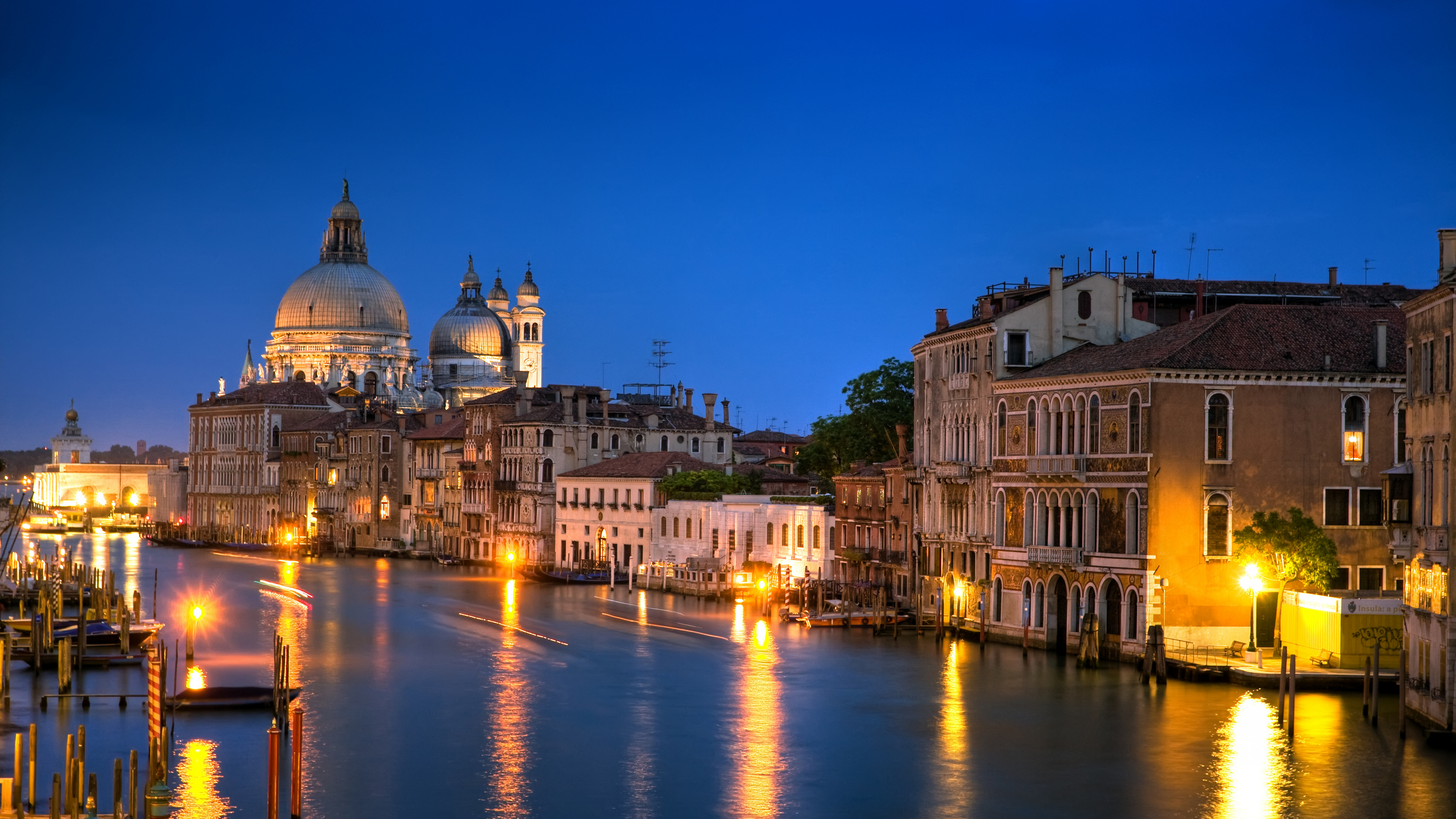 Bâtiment en Béton Blanc et Marron Près D'un Plan D'eau Pendant la Nuit. Wallpaper in 7680x4320 Resolution