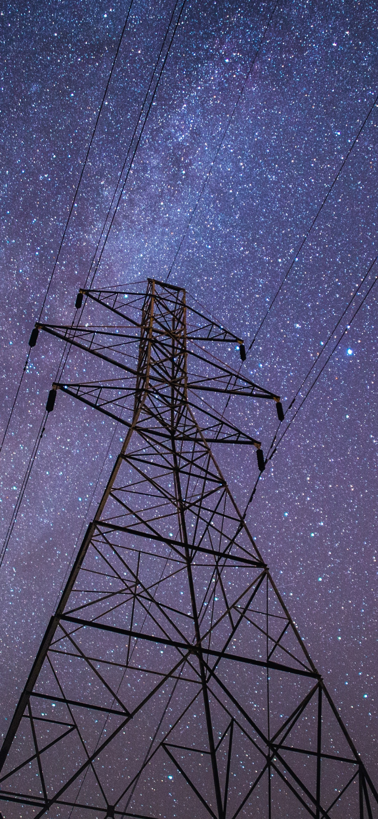 Torre de Metal Negro Bajo un Cielo Azul. Wallpaper in 1242x2688 Resolution