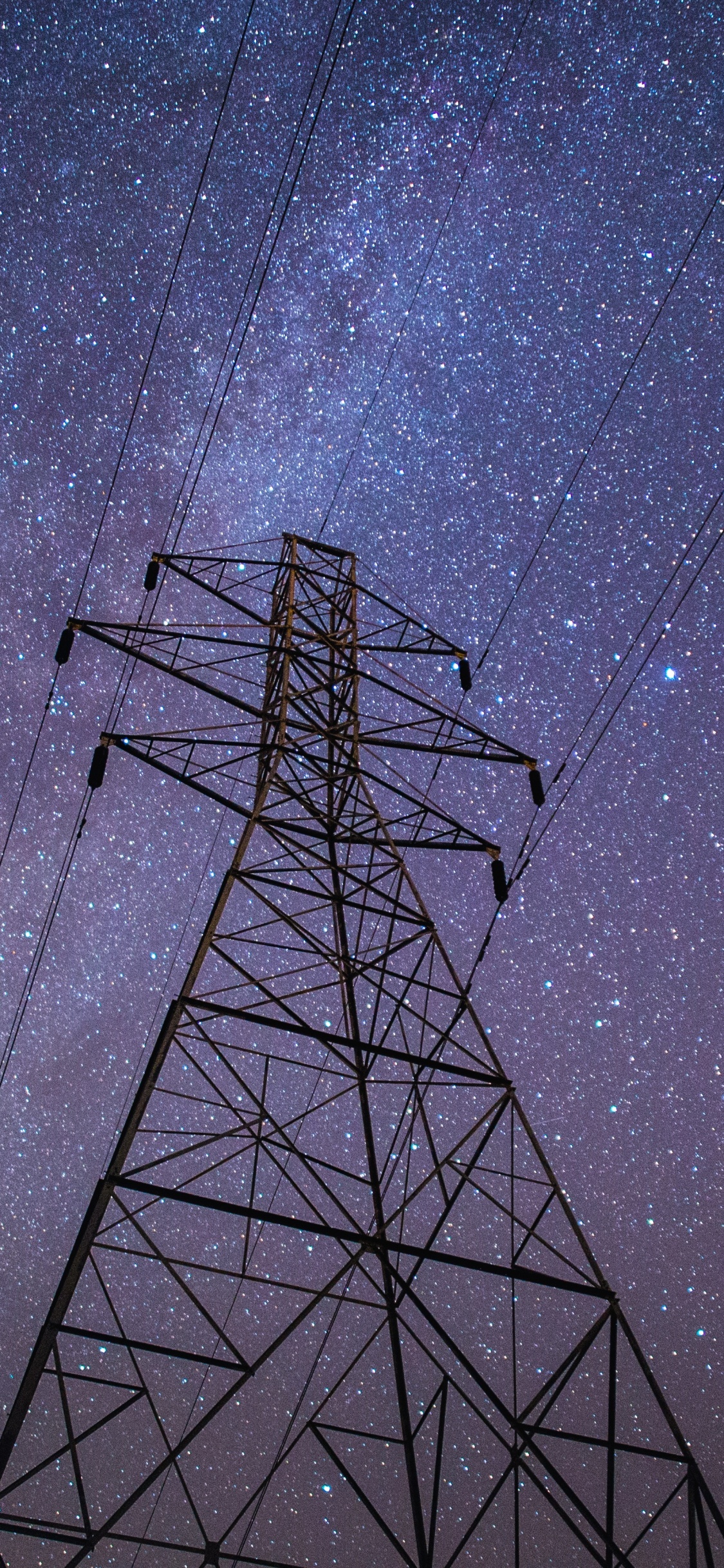 Tour en Métal Noir Sous Ciel Bleu. Wallpaper in 1125x2436 Resolution