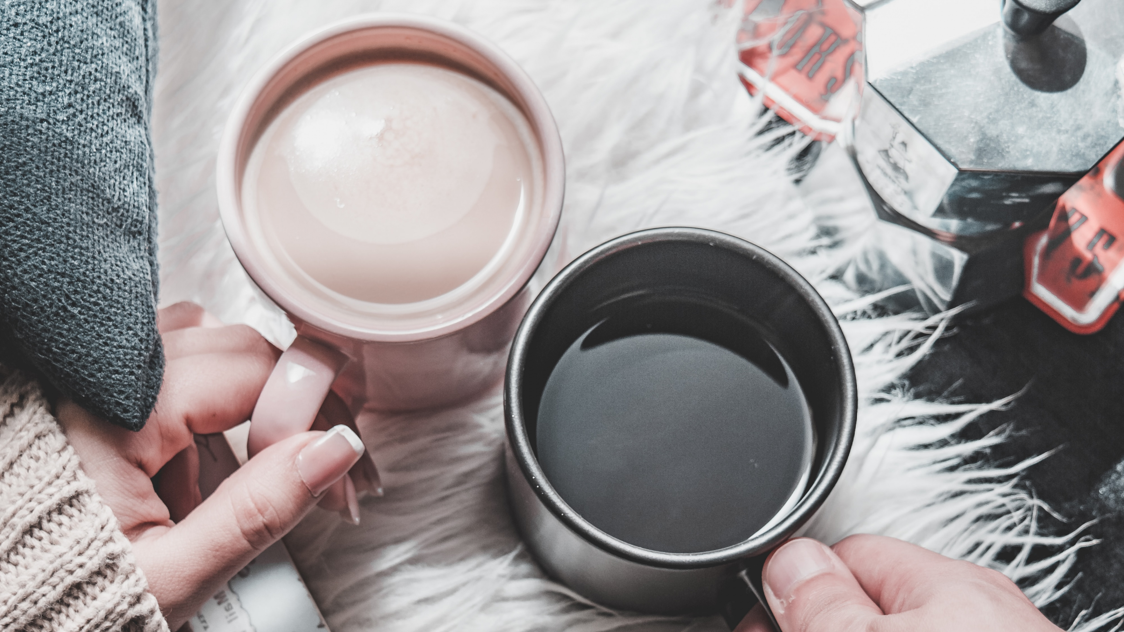 Person, Die Einen Schwarzen Runden Teller Hält. Wallpaper in 3840x2160 Resolution