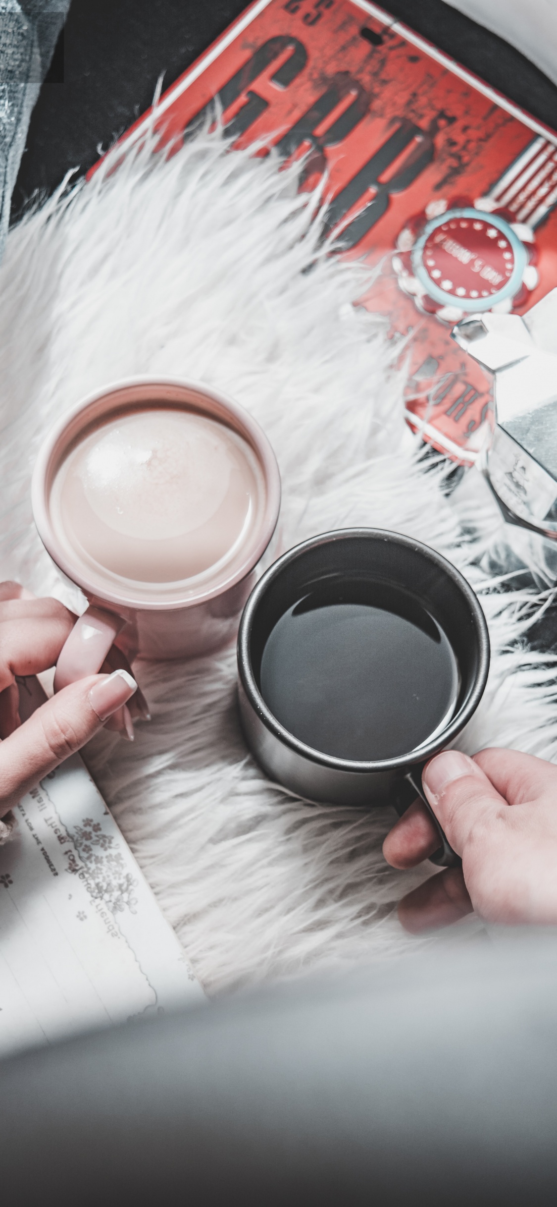 Person Holding Black Round Plate. Wallpaper in 1125x2436 Resolution