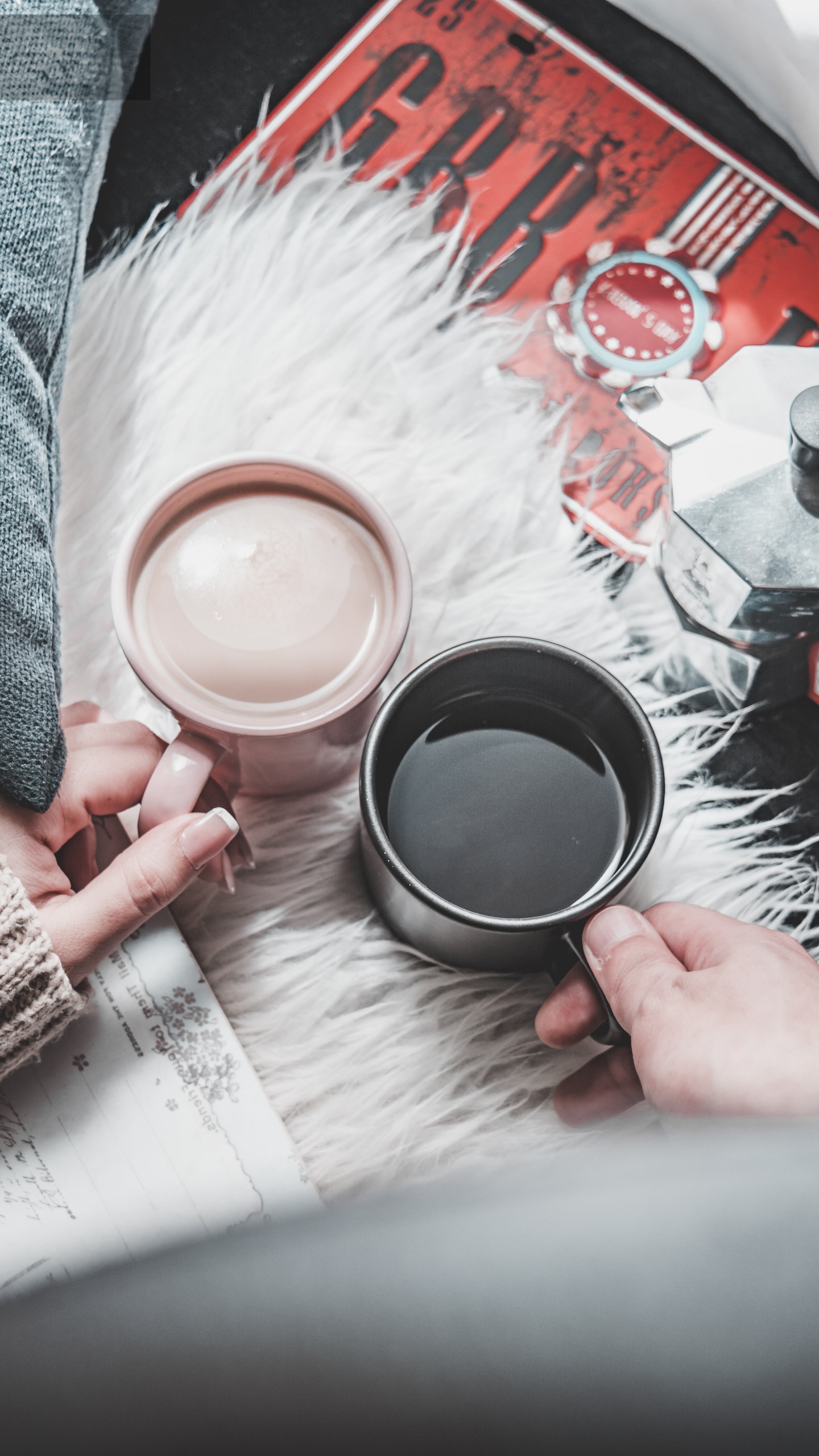 Person Holding Black Round Plate. Wallpaper in 1440x2560 Resolution