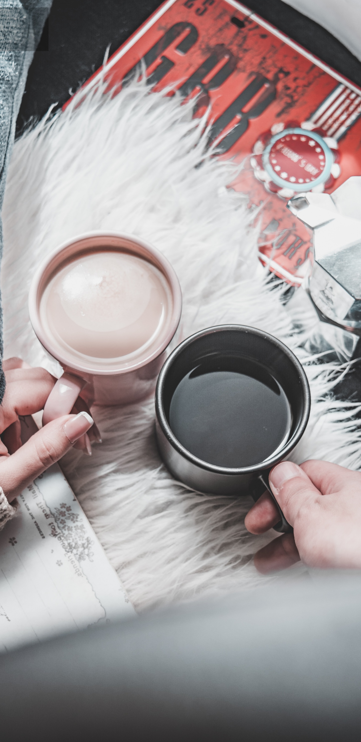 Person Holding Black Round Plate. Wallpaper in 1440x2960 Resolution