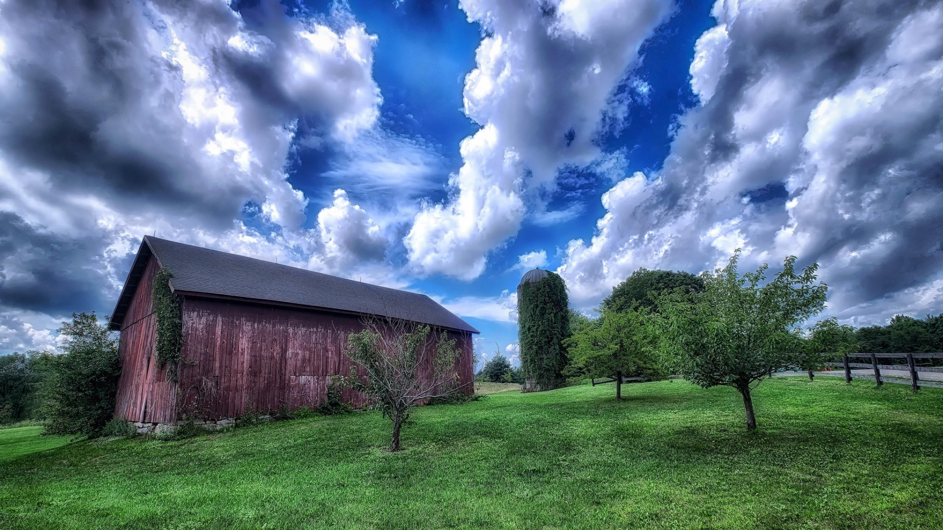 Grange en Bois Marron Sous Ciel Bleu et Nuages Blancs Pendant la Journée. Wallpaper in 1920x1080 Resolution