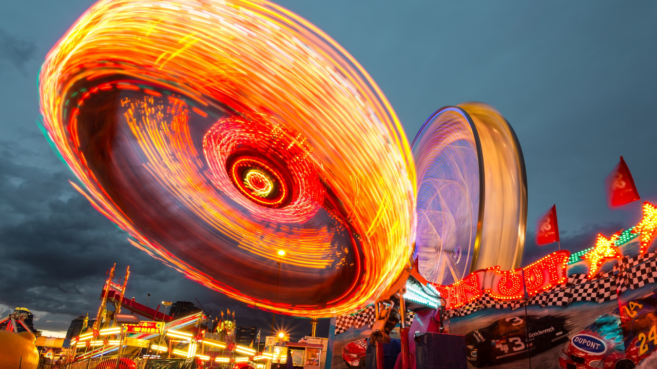 Gente Caminando en la Calle Durante la Noche. Wallpaper in 1280x720 Resolution