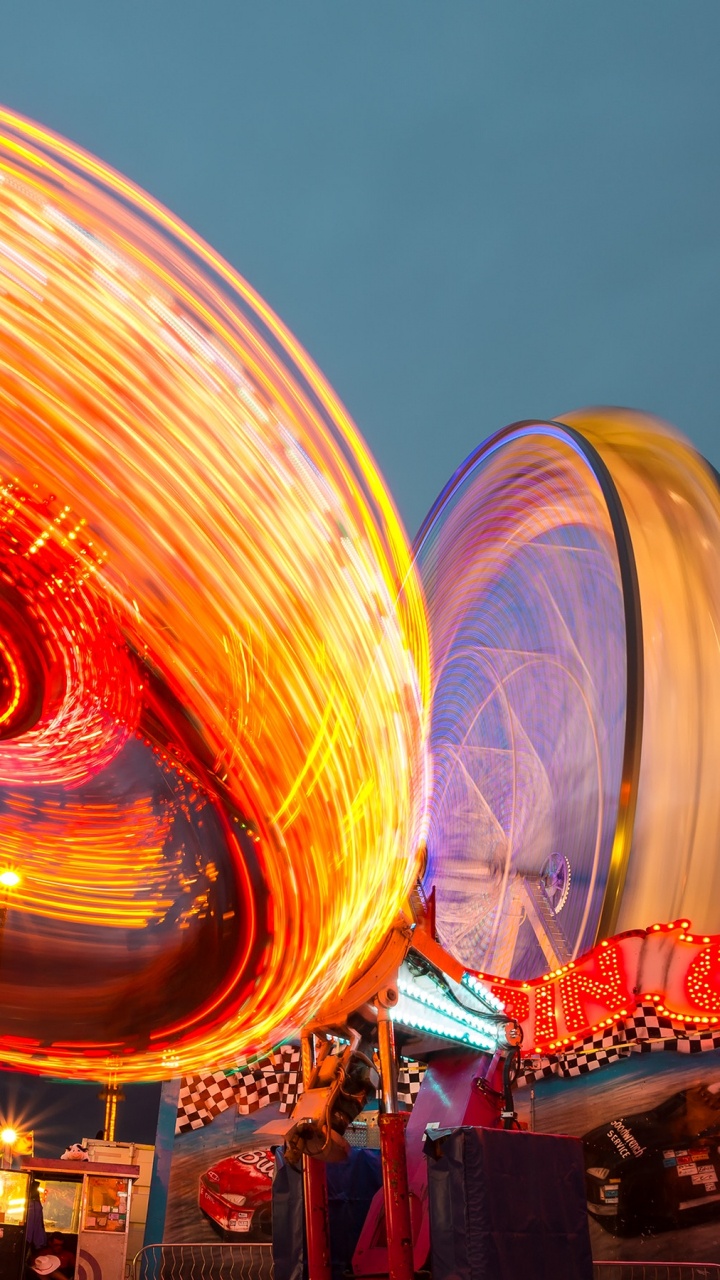 Leute, Die Nachts Auf Der Straße Gehen. Wallpaper in 720x1280 Resolution