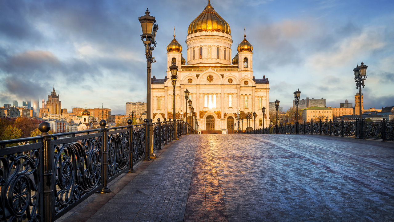 White and Brown Concrete Building Under Blue Sky During Daytime. Wallpaper in 1280x720 Resolution