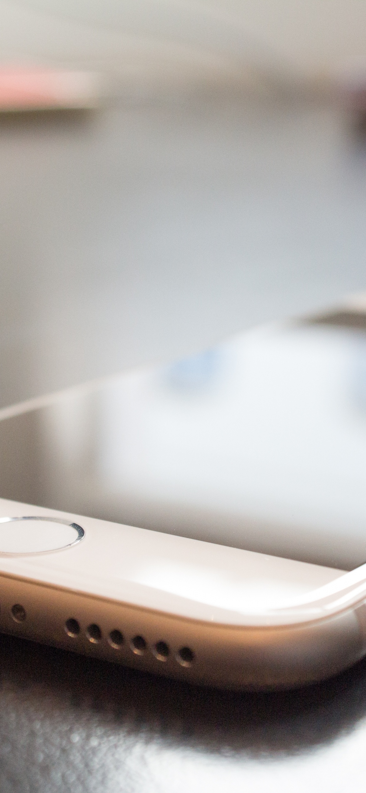 Goldenes Iphone 6 Auf Dem Tisch. Wallpaper in 1242x2688 Resolution