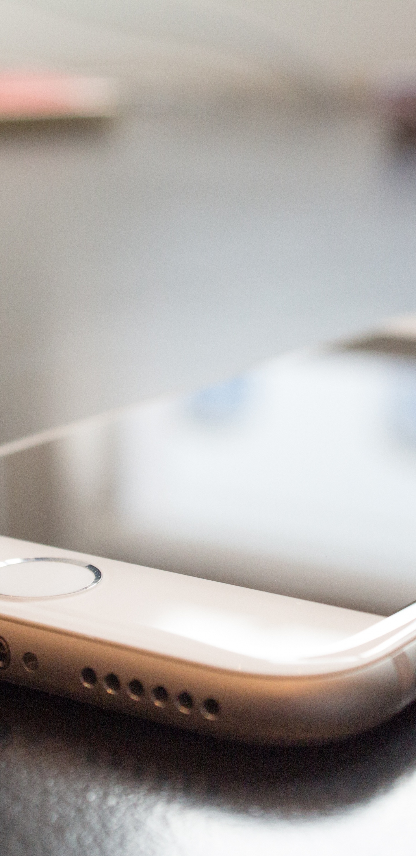 Goldenes Iphone 6 Auf Dem Tisch. Wallpaper in 1440x2960 Resolution