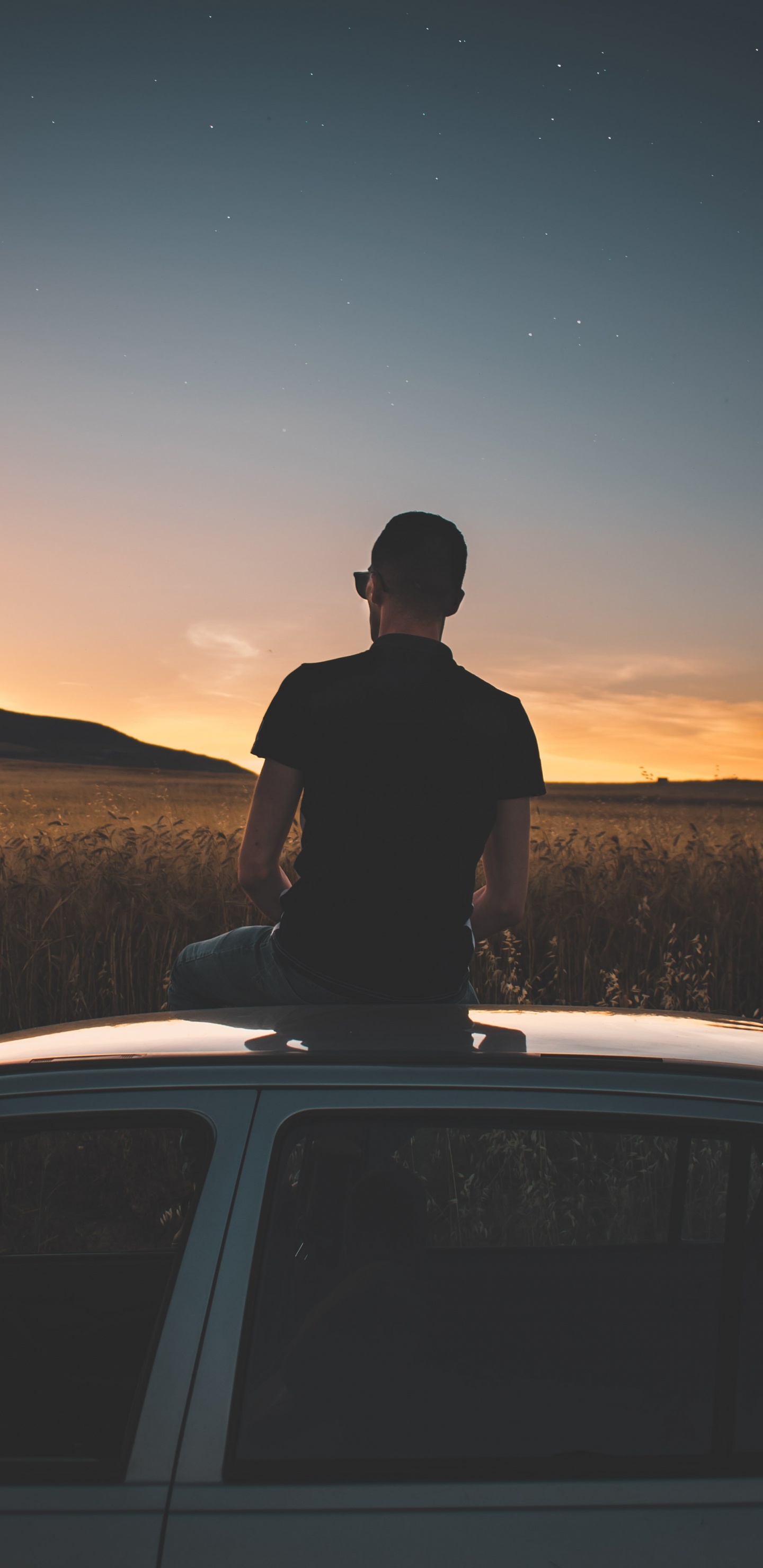 Silhouette D'homme Debout Sur la Voiture Pendant la Nuit. Wallpaper in 1440x2960 Resolution