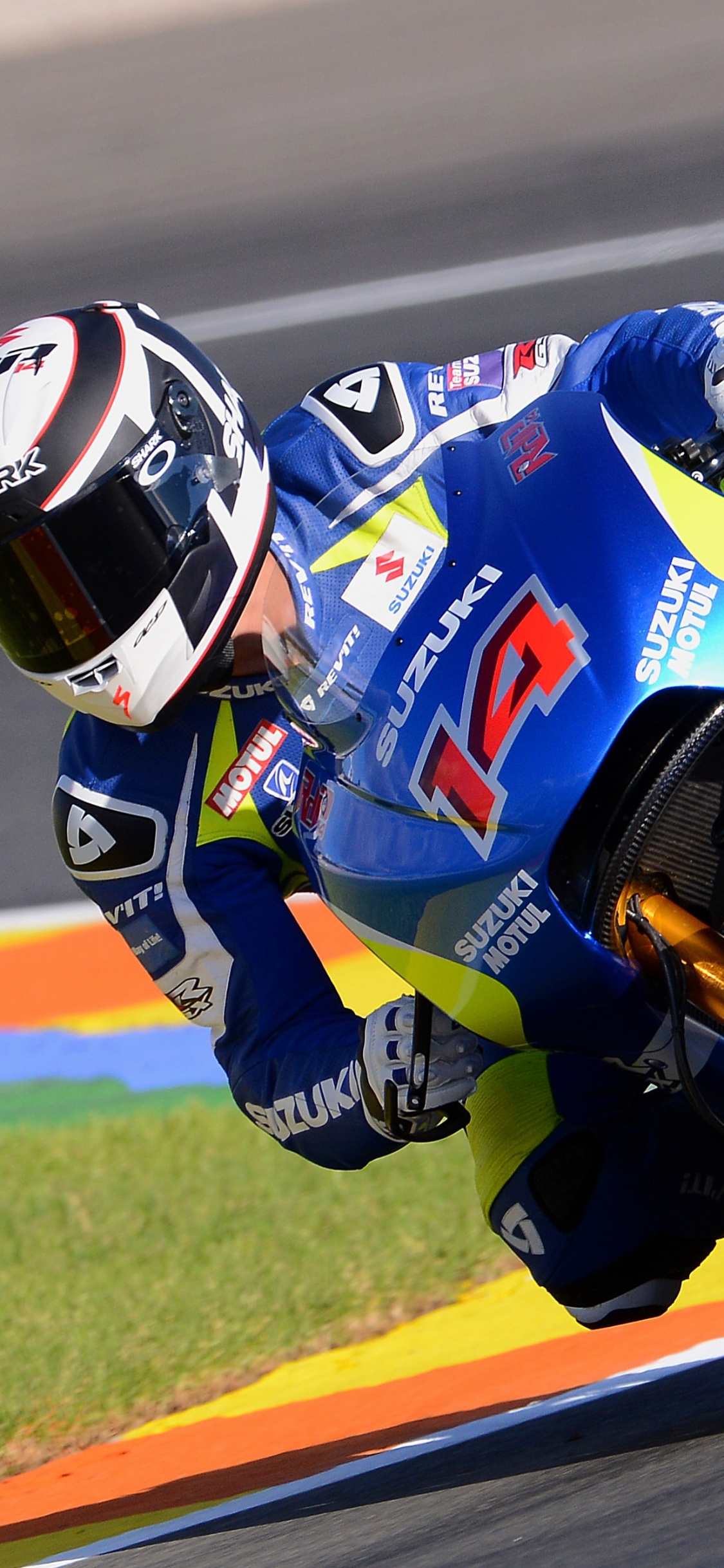 Mann im Rot-weißen Rennanzug, Der Auf Blauem Und Rotem Sportrad Fährt Riding. Wallpaper in 1125x2436 Resolution