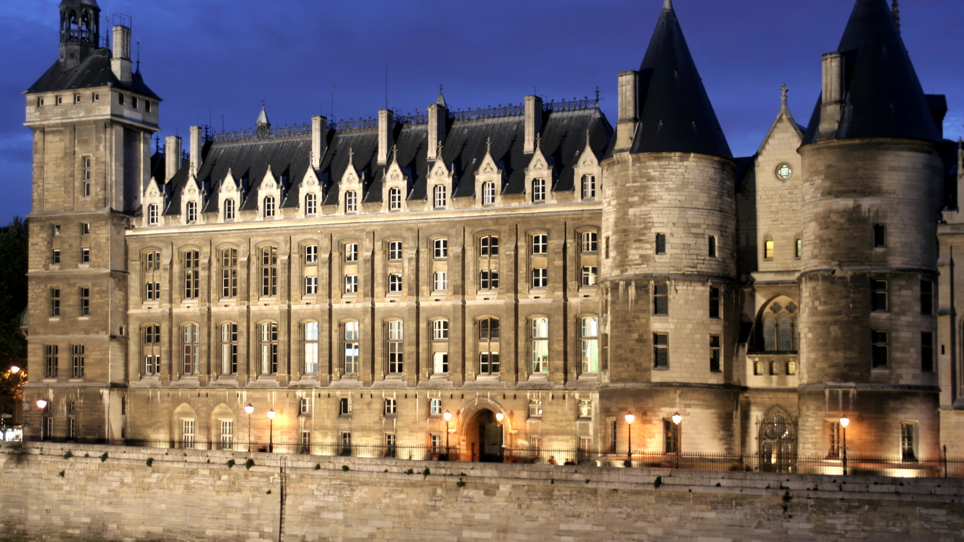 Edificio de Hormigón Gris Bajo un Cielo Azul Durante el Día. Wallpaper in 1920x1080 Resolution