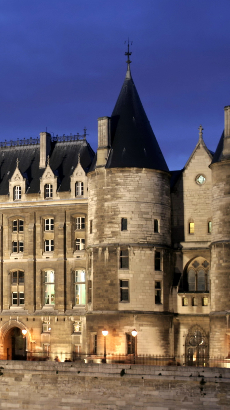 Edificio de Hormigón Gris Bajo un Cielo Azul Durante el Día. Wallpaper in 750x1334 Resolution