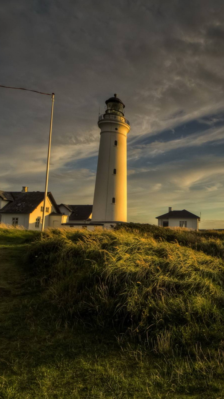 Phare Blanc Sur Terrain D'herbe Verte Sous Ciel Bleu Pendant la Journée. Wallpaper in 750x1334 Resolution