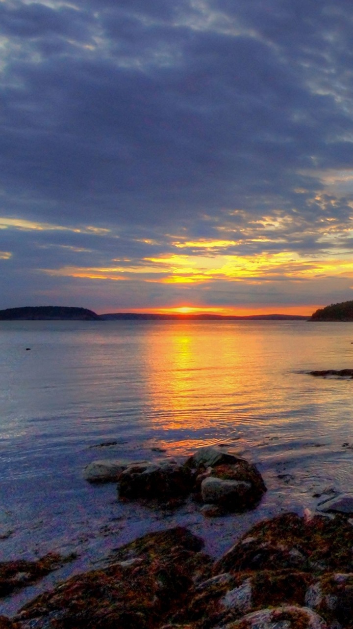 Gewässer Unter Blauem Himmel Bei Sonnenuntergang. Wallpaper in 720x1280 Resolution