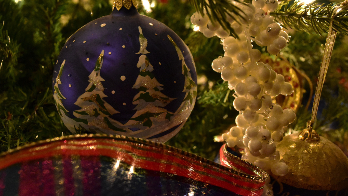 Christmas Day, New Year Tree, Christmas Tree, New Year, Christmas Ornament. Wallpaper in 1366x768 Resolution