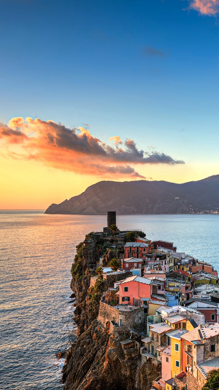 Bâtiments en Béton Blanc et Marron Près D'un Plan D'eau Pendant la Journée. Wallpaper in 720x1280 Resolution