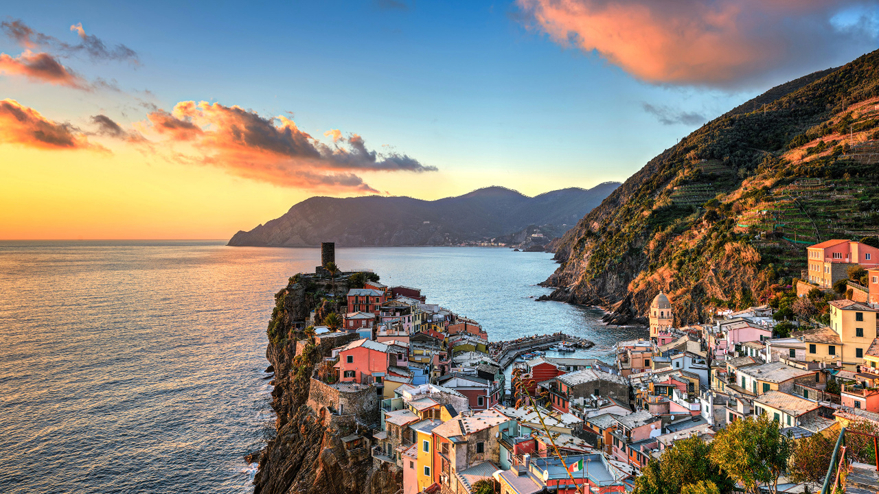 Weiße Und Braune Betongebäude in Der Nähe Von Gewässern Tagsüber. Wallpaper in 1280x720 Resolution