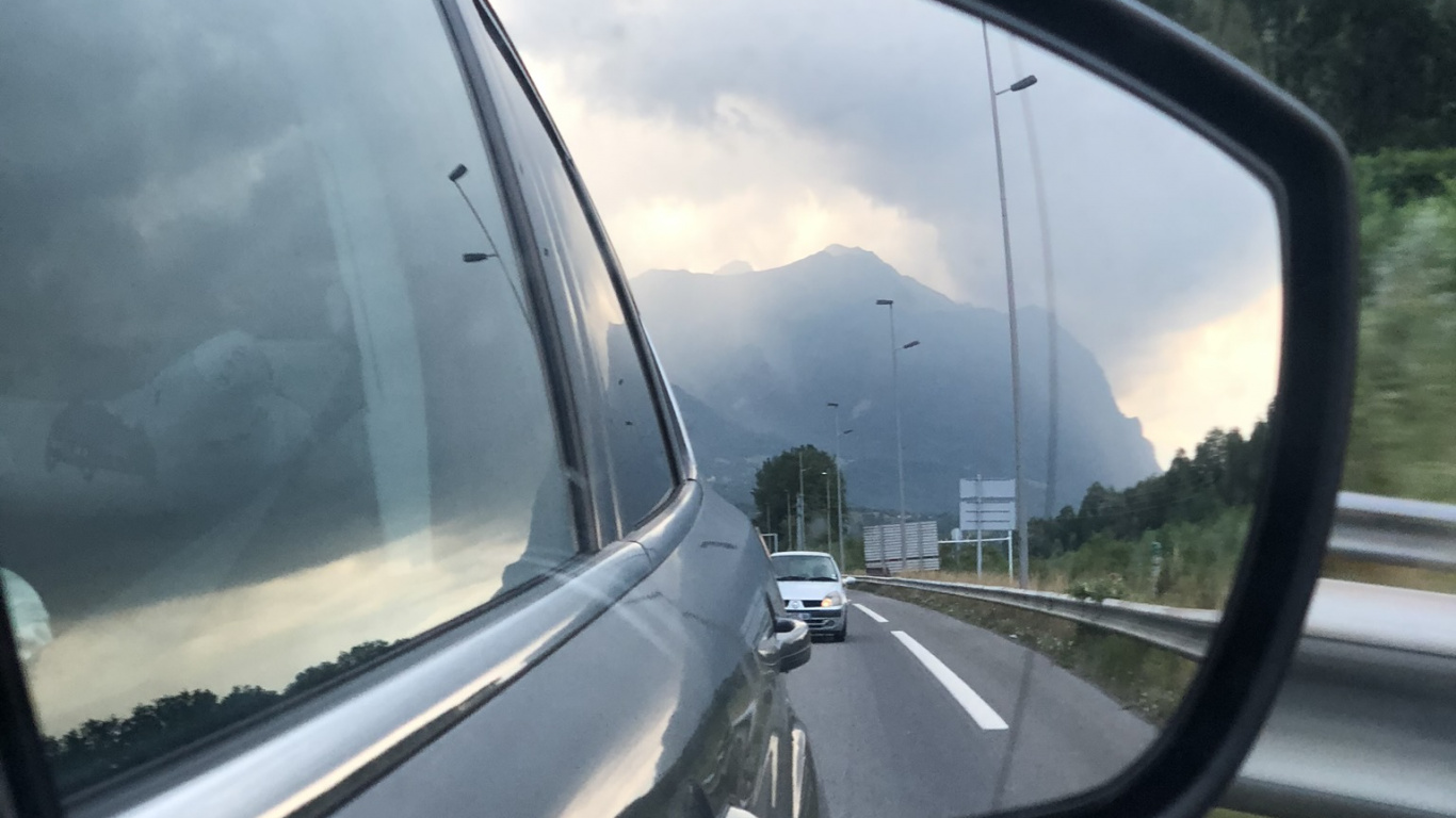 Réflexion, Roi, Brise, Voiture Compacte, Voiture de Taille Moyenne. Wallpaper in 1366x768 Resolution