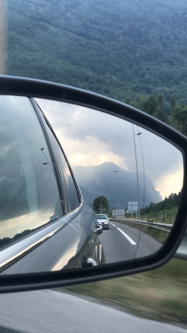 Réflexion, Roi, Brise, Voiture Compacte, Voiture de Taille Moyenne. Wallpaper in 750x1334 Resolution