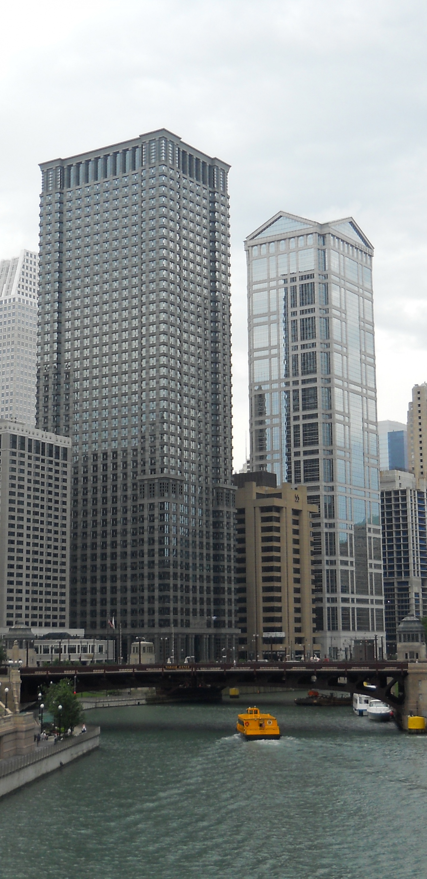 Bâtiment en Béton Blanc et Gris Près D'un Plan D'eau Pendant la Journée. Wallpaper in 1440x2960 Resolution