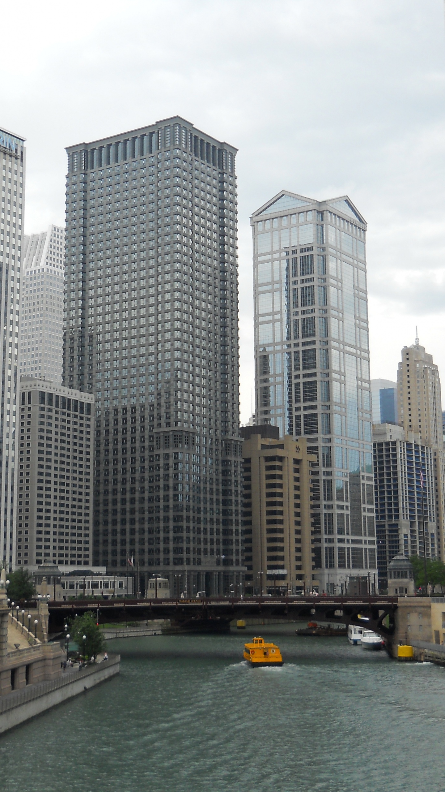 Weißes Und Graues Betongebäude in Der Nähe Eines Gewässers Tagsüber. Wallpaper in 1440x2560 Resolution